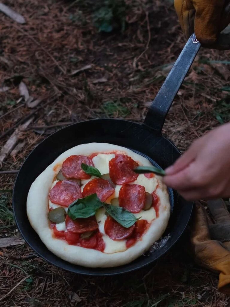 How to Make Dutch Oven Pizza While You’re Camping？