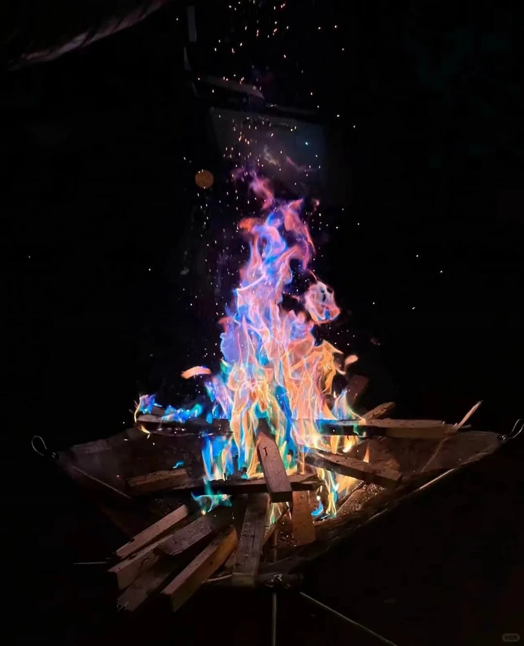 How to Change Campfire Colors With Household Items?