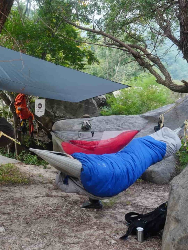 How to Stay Warm In A Hammock (The Underquilt vs. Sleeping Pad debate)?